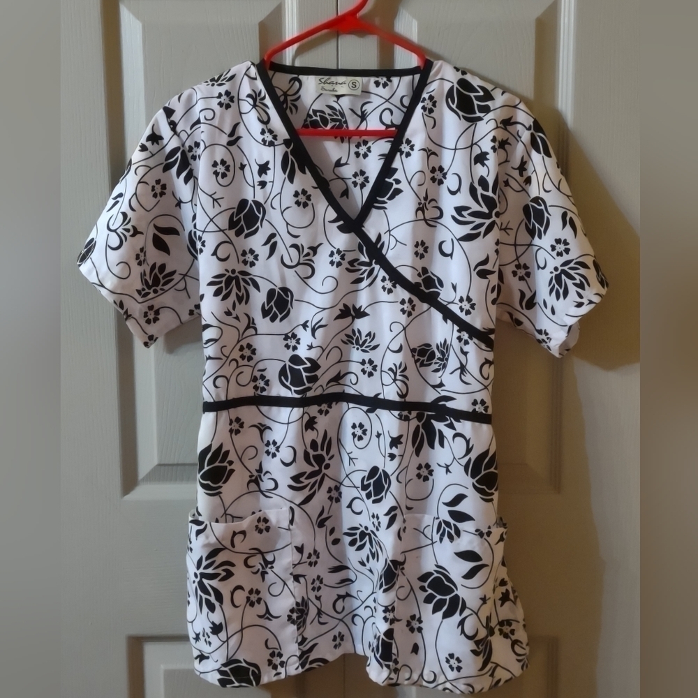 Shana Scrubs Floral Print Wrap Style Scrub Top Small Black White Nursing Top